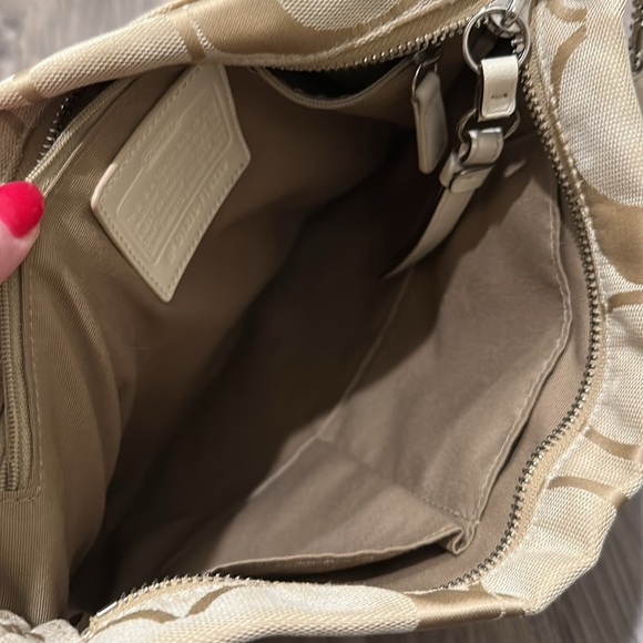 👜 Coach Signature Beige Crossbody Bag – Classic & Chic - Picture 7 of 9
